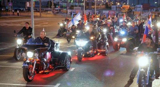 亮相二战纪念活动 普京领骑哈雷摩托车队亮相