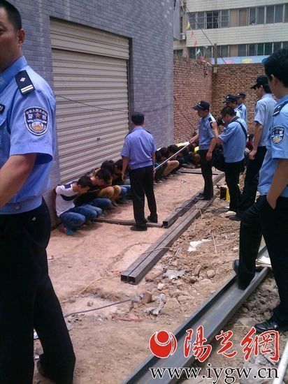 30多名 社会哥 手持棍棒闯工地被民警抓获_新
