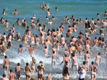 新西兰745人裸泳