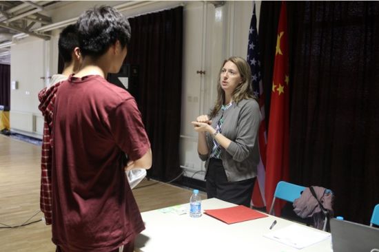 美国大使馆签证官到访北京王府学校_新闻中心