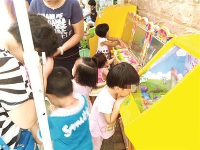 小区儿童游戏机扎堆 专家吁净化儿童成长环境