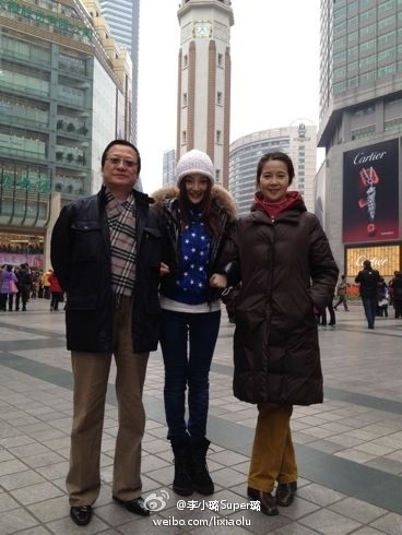 李小璐与父母(图片来源:新浪微博)